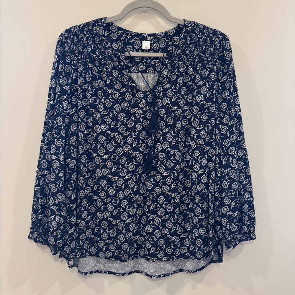 Old Navy Dark Blue and White Floral 3/4 Sleeve Blouse!